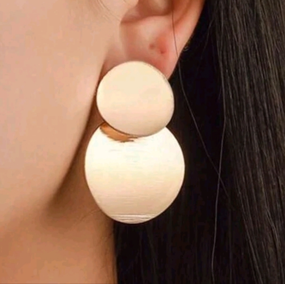 Gold tone drop minimalist earrings nwot